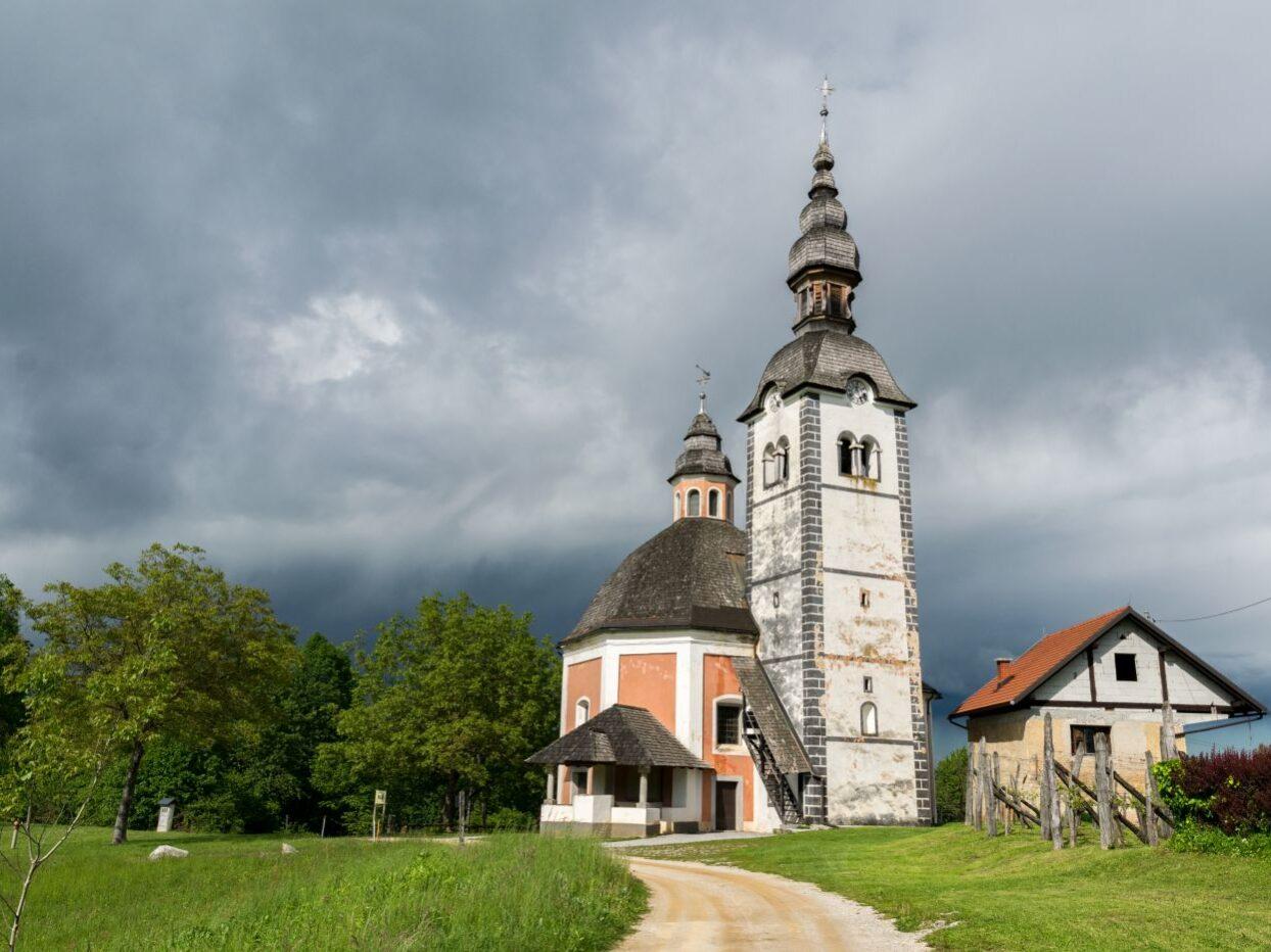 bela krajina cerkev sv trojice vinjivrh 01