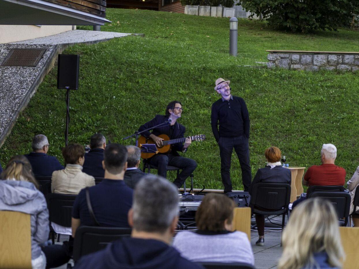 bela krajina poletni veceri pred kulturnim centrom semic 01