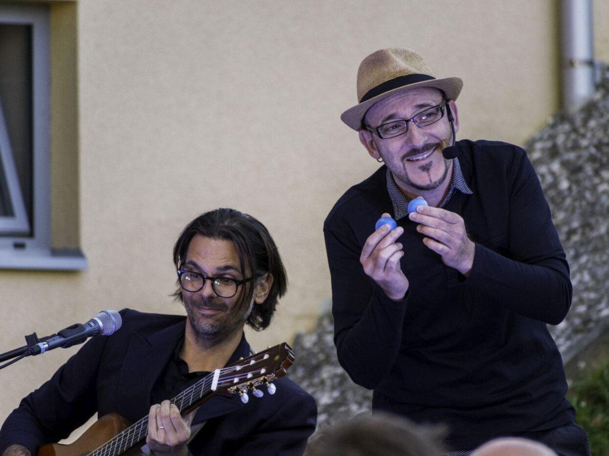 bela krajina poletni veceri pred kulturnim centrom semic 02