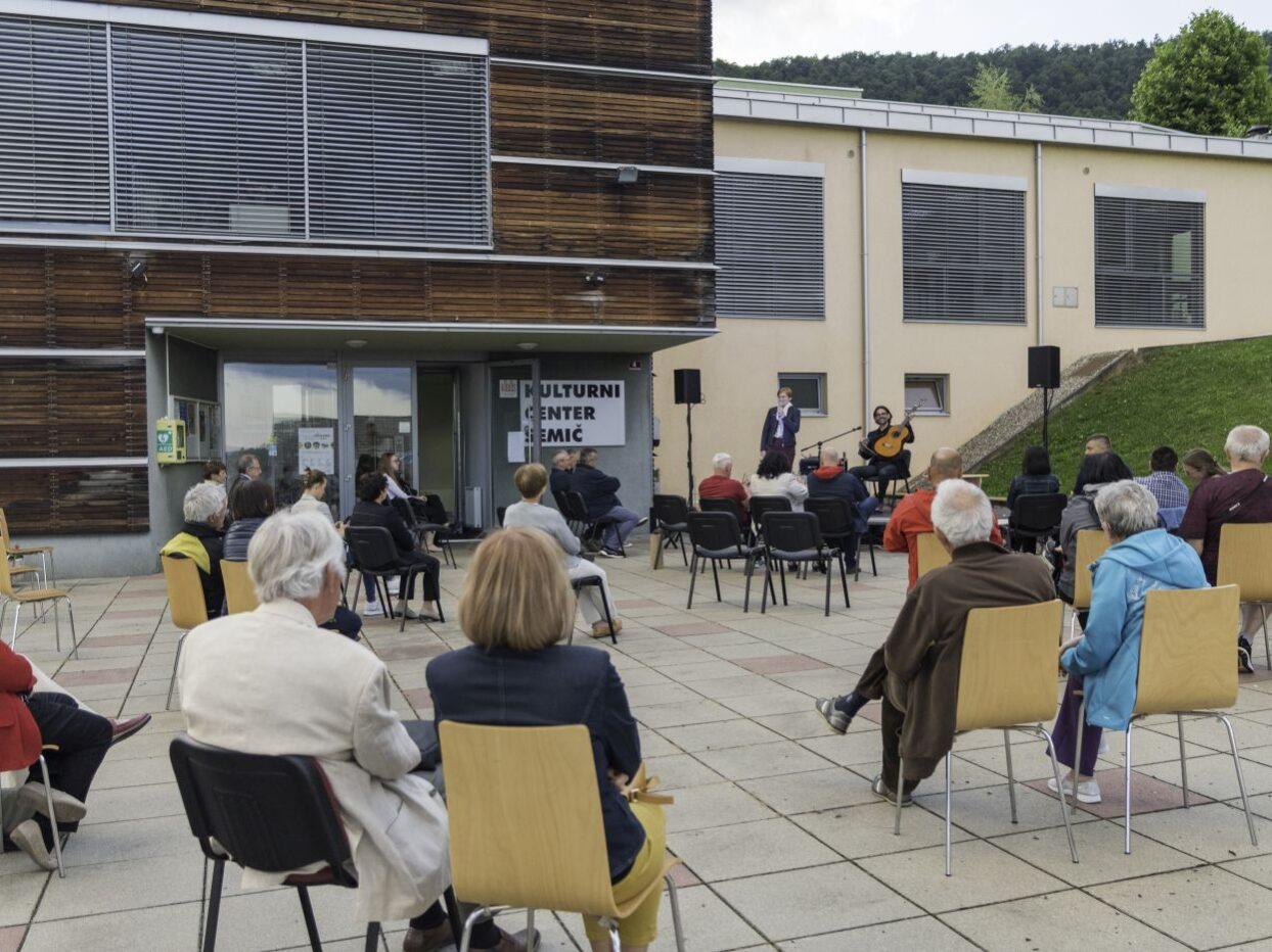 bela krajina poletni veceri pred kulturnim centrom semic 03