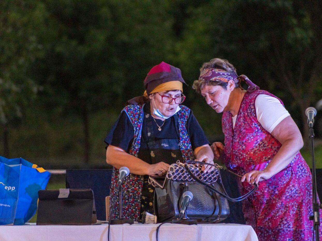 bela krajina poletni veceri pred kulturnim centrom semic 04