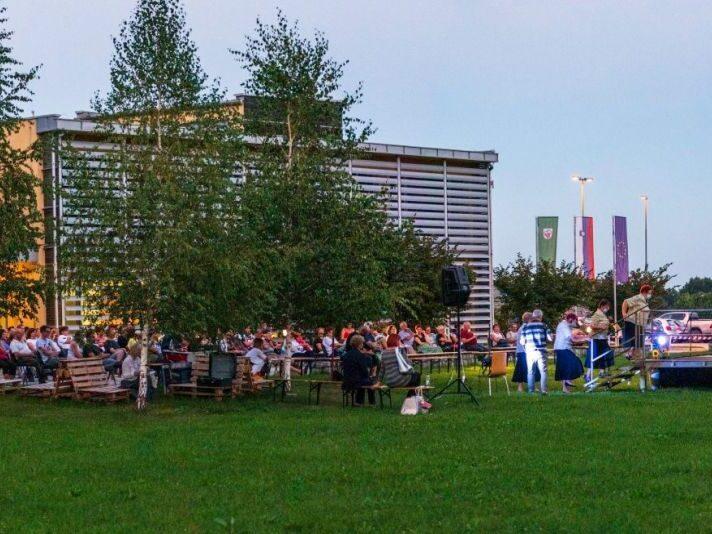 bela krajina poletni veceri pred kulturnim centrom semic 05