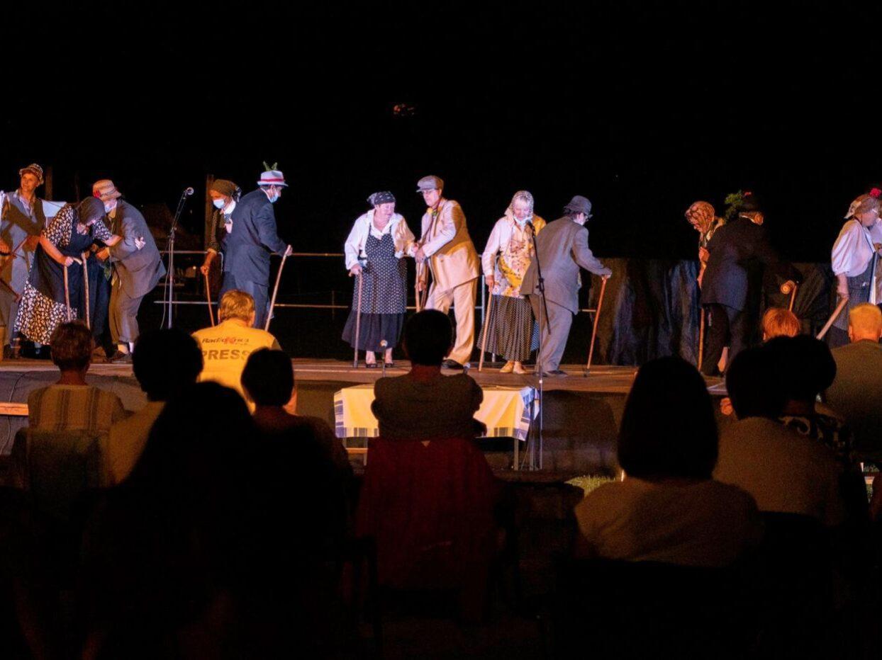 bela krajina poletni veceri pred kulturnim centrom semic 06