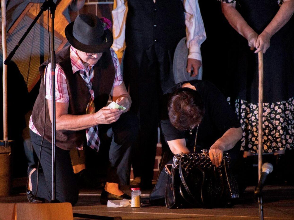 bela krajina poletni veceri pred kulturnim centrom semic 07