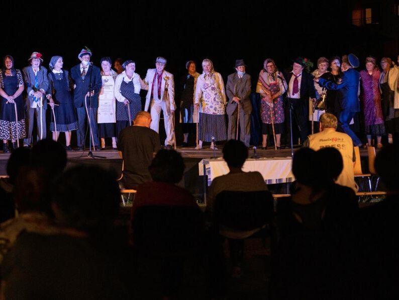 bela krajina poletni veceri pred kulturnim centrom semic 08