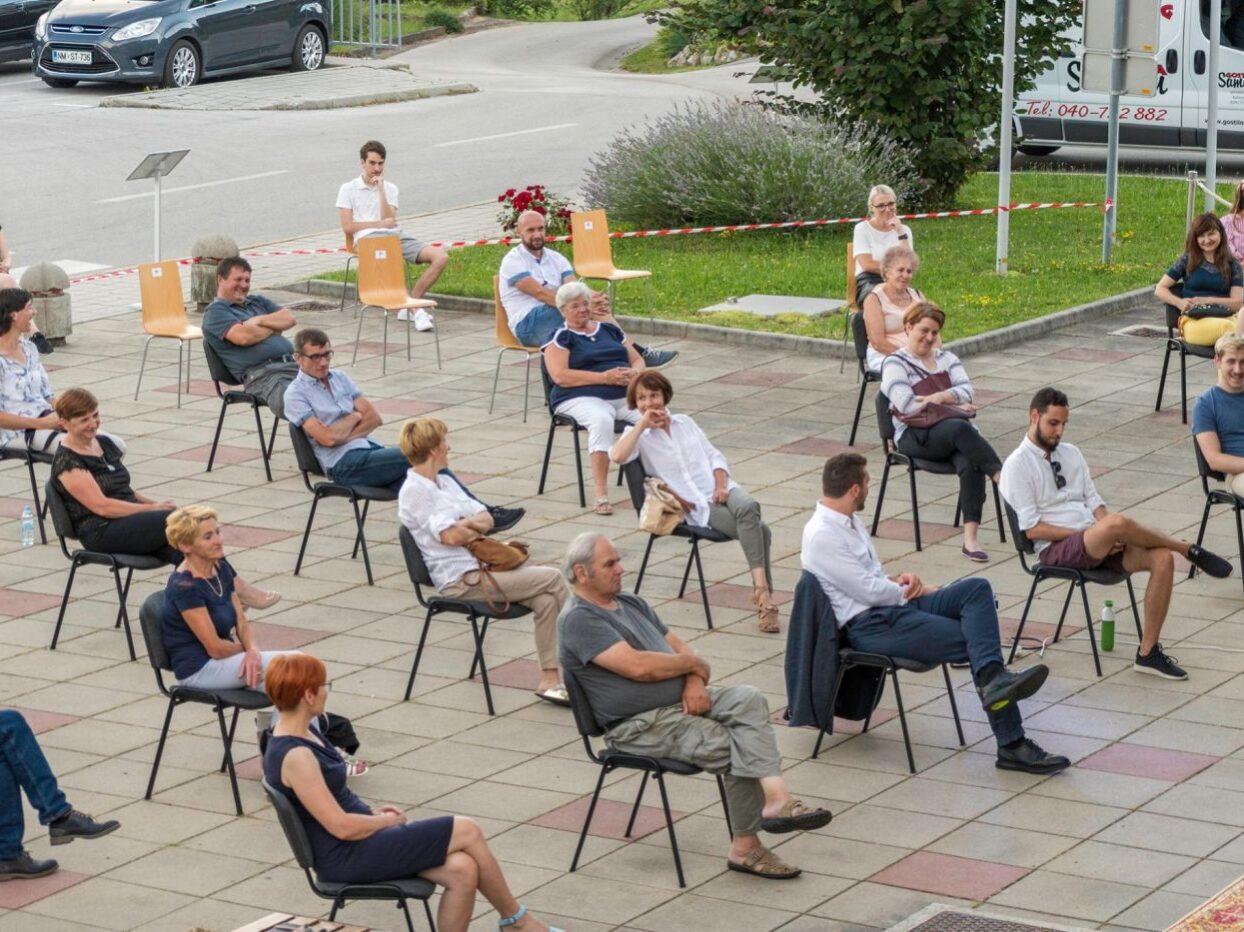 bela krajina poletni veceri pred kulturnim centrom semic 09