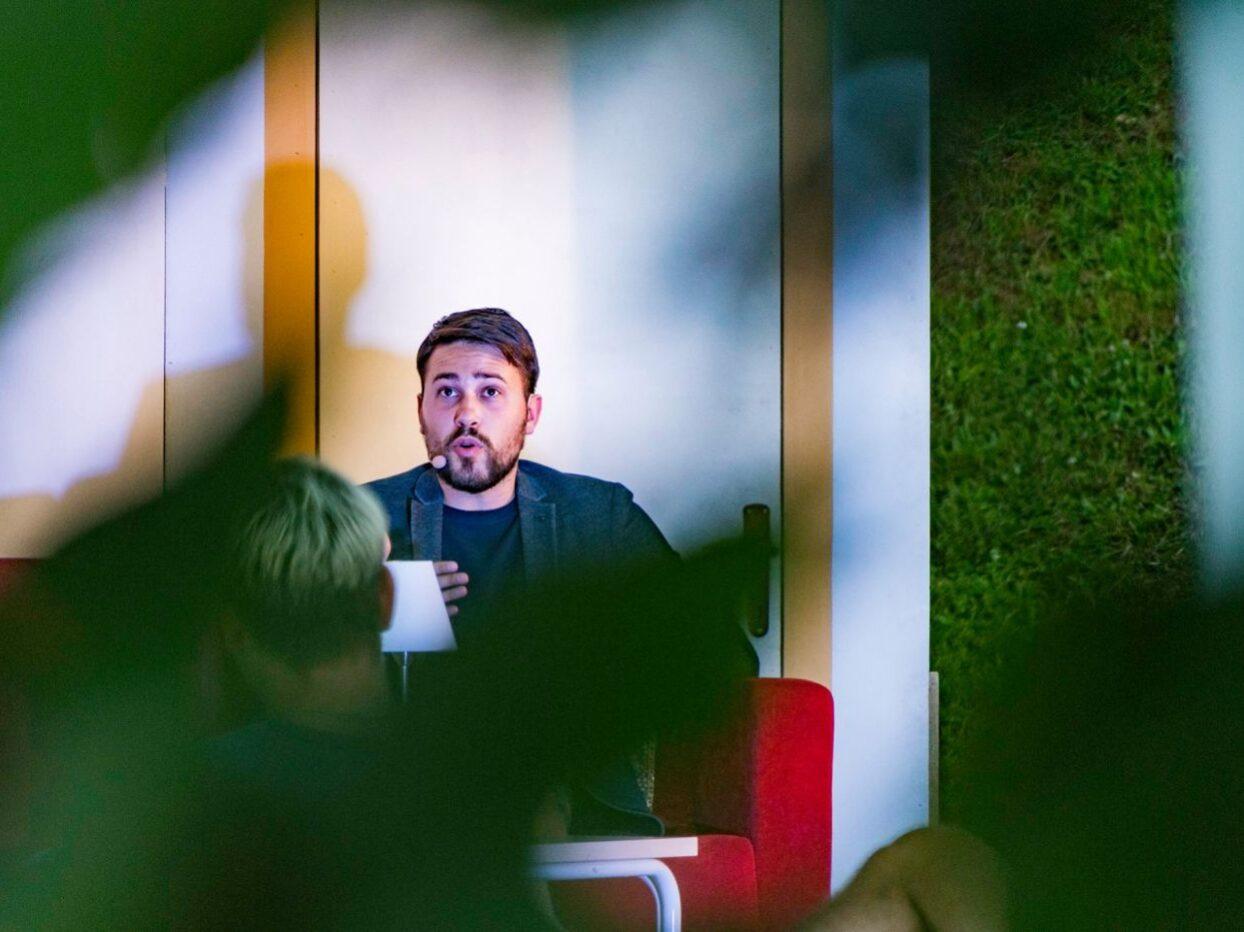 bela krajina poletni veceri pred kulturnim centrom semic 10