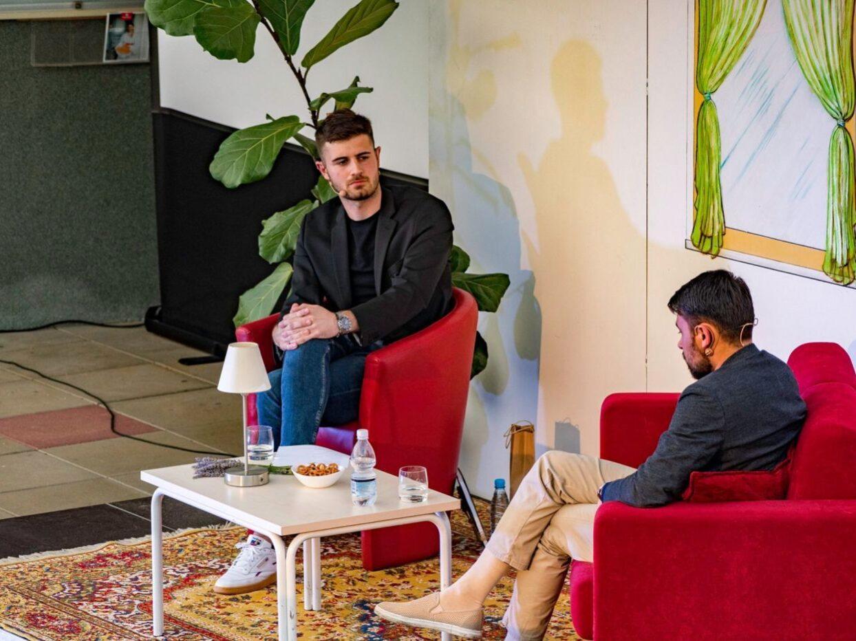 bela krajina poletni veceri pred kulturnim centrom semic 11