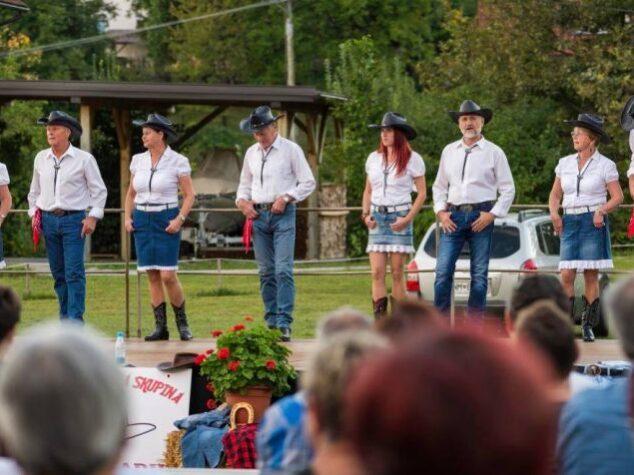 bela krajina poletni veceri pred kulturnim centrom semic 12