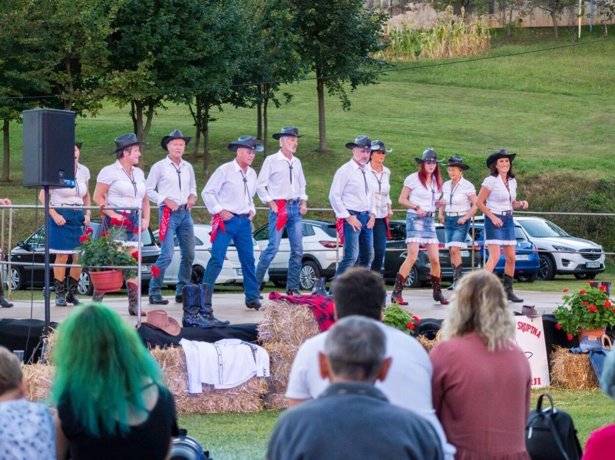 bela krajina poletni veceri pred kulturnim centrom semic 13