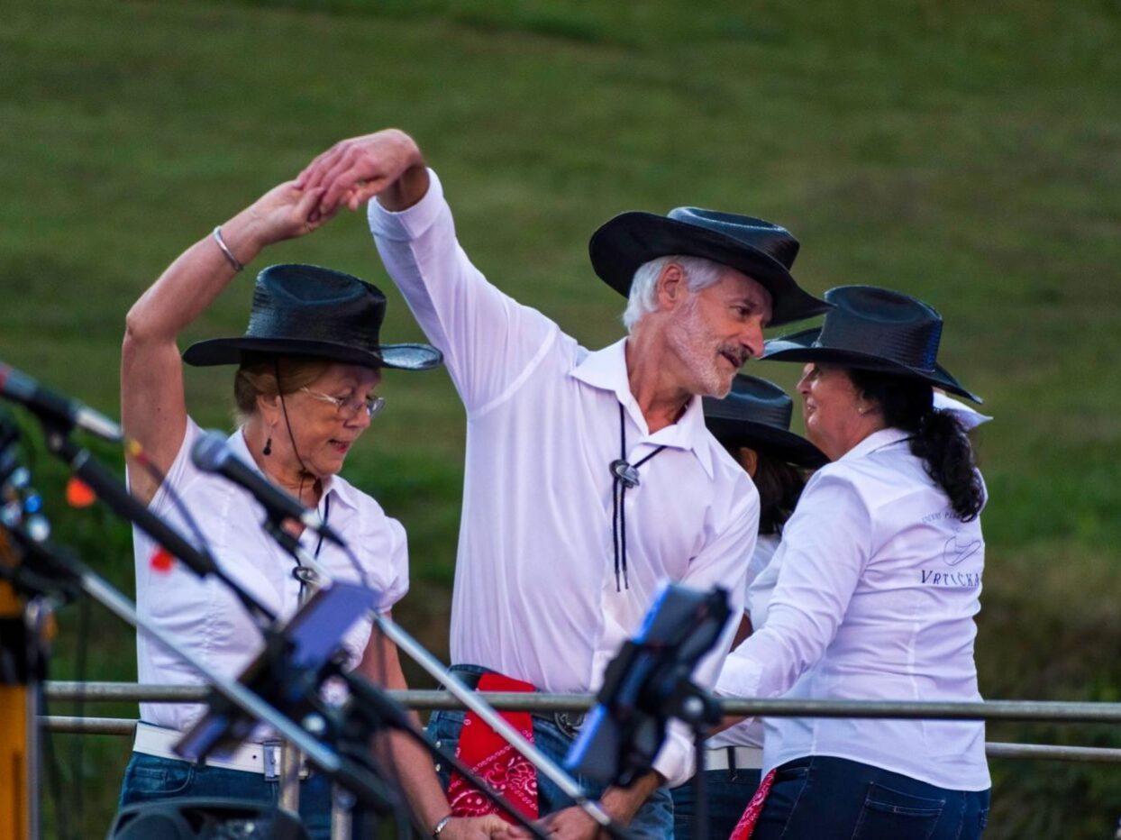 bela krajina poletni veceri pred kulturnim centrom semic 14