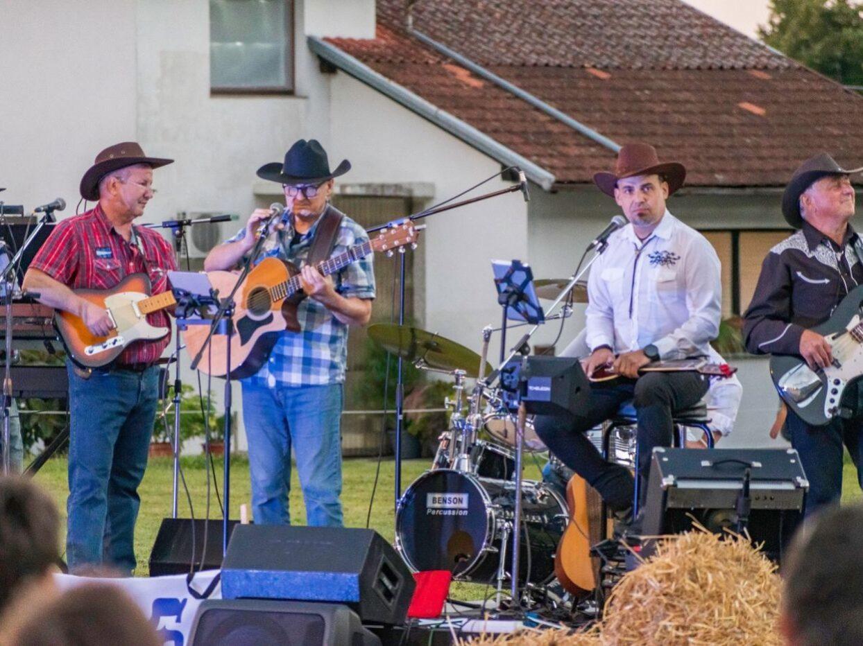 bela krajina poletni veceri pred kulturnim centrom semic 15