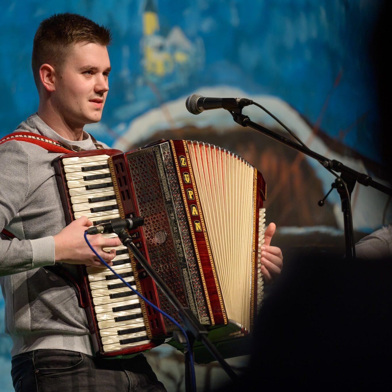 325736478 691279122509444 1639944585354354237 n