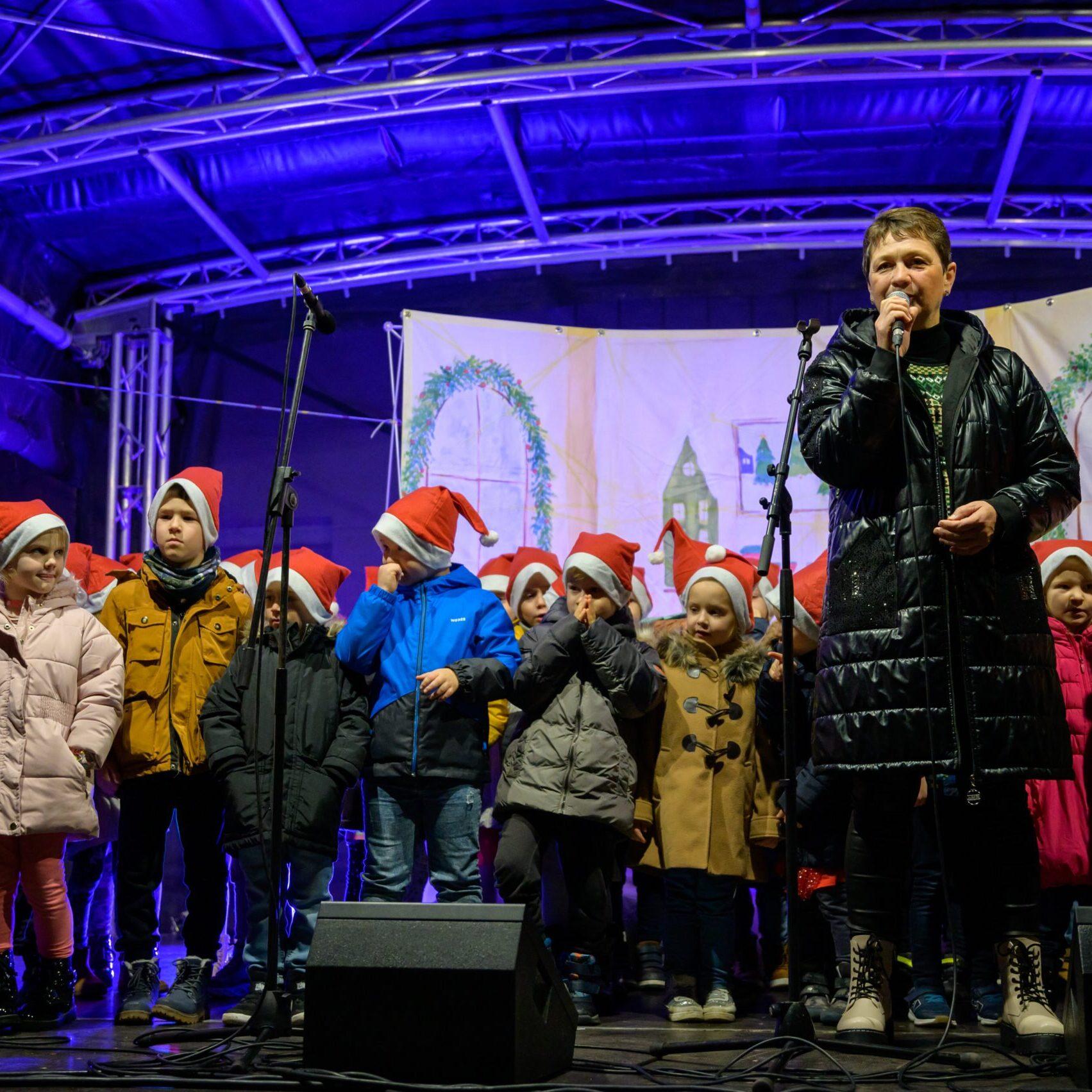 Mladostno razigran prižig lučk Foto Uroš Novina