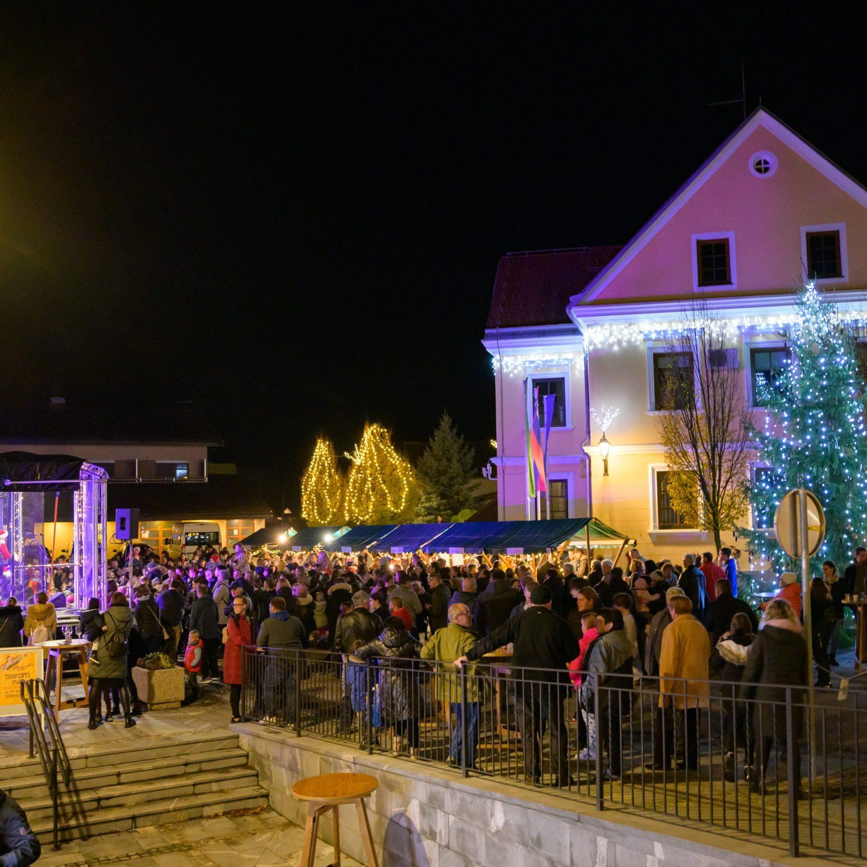Mladostno razigran prižig lučk Foto Uroš Novina