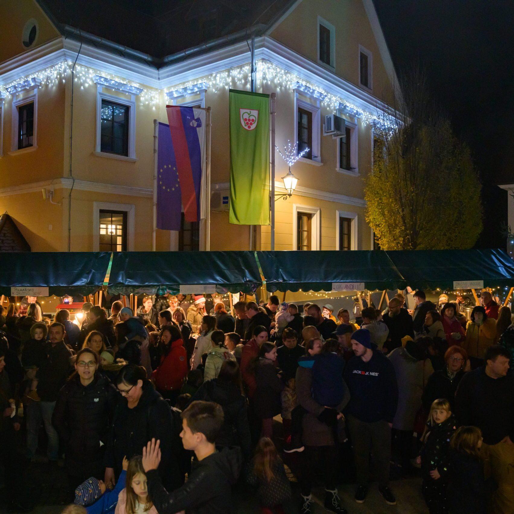Mladostno razigran prižig lučk Foto Uroš Novina