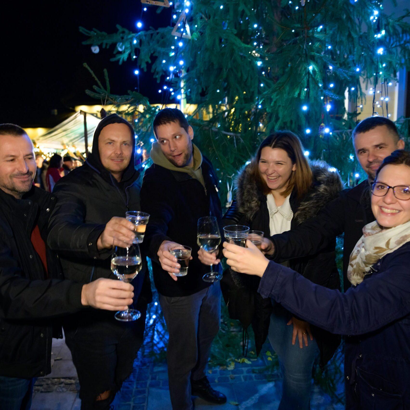 Mladostno razigran prižig lučk Foto Uroš Novina