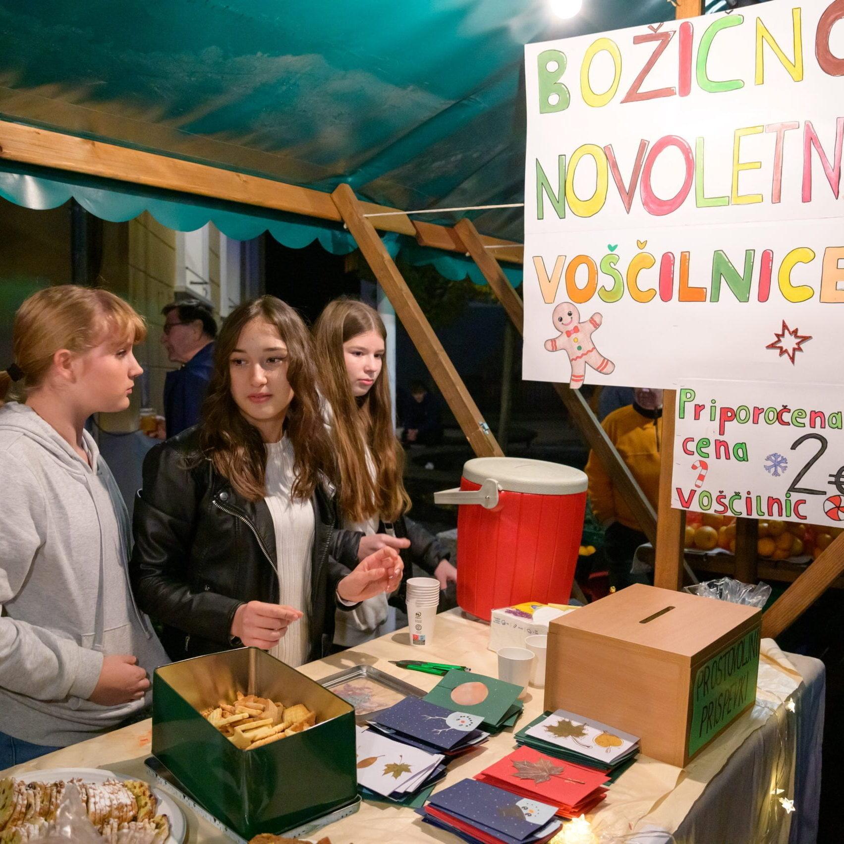Mladostno razigran prižig lučk Foto Uroš Novina
