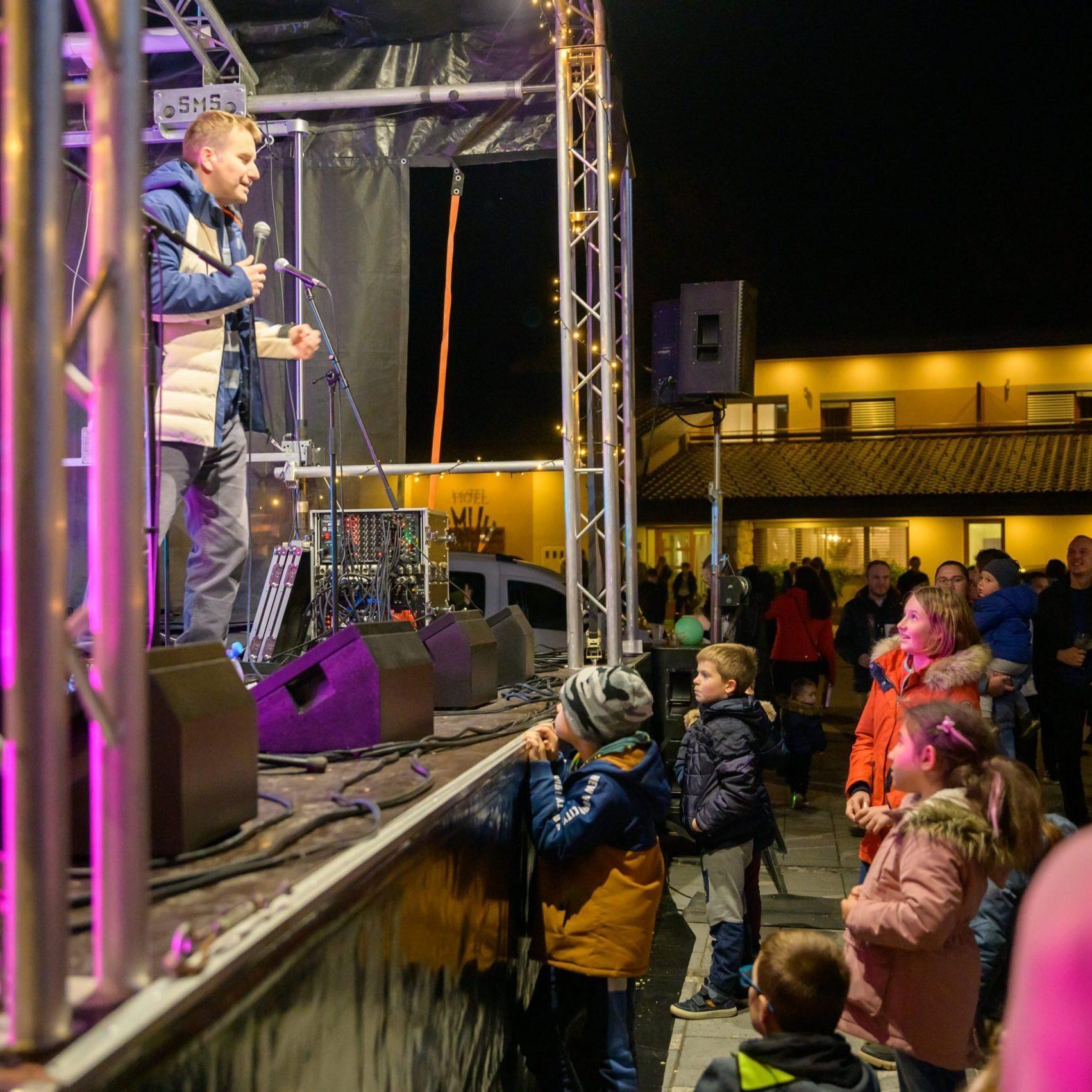 Mladostno razigran prižig lučk Foto Uroš Novina
